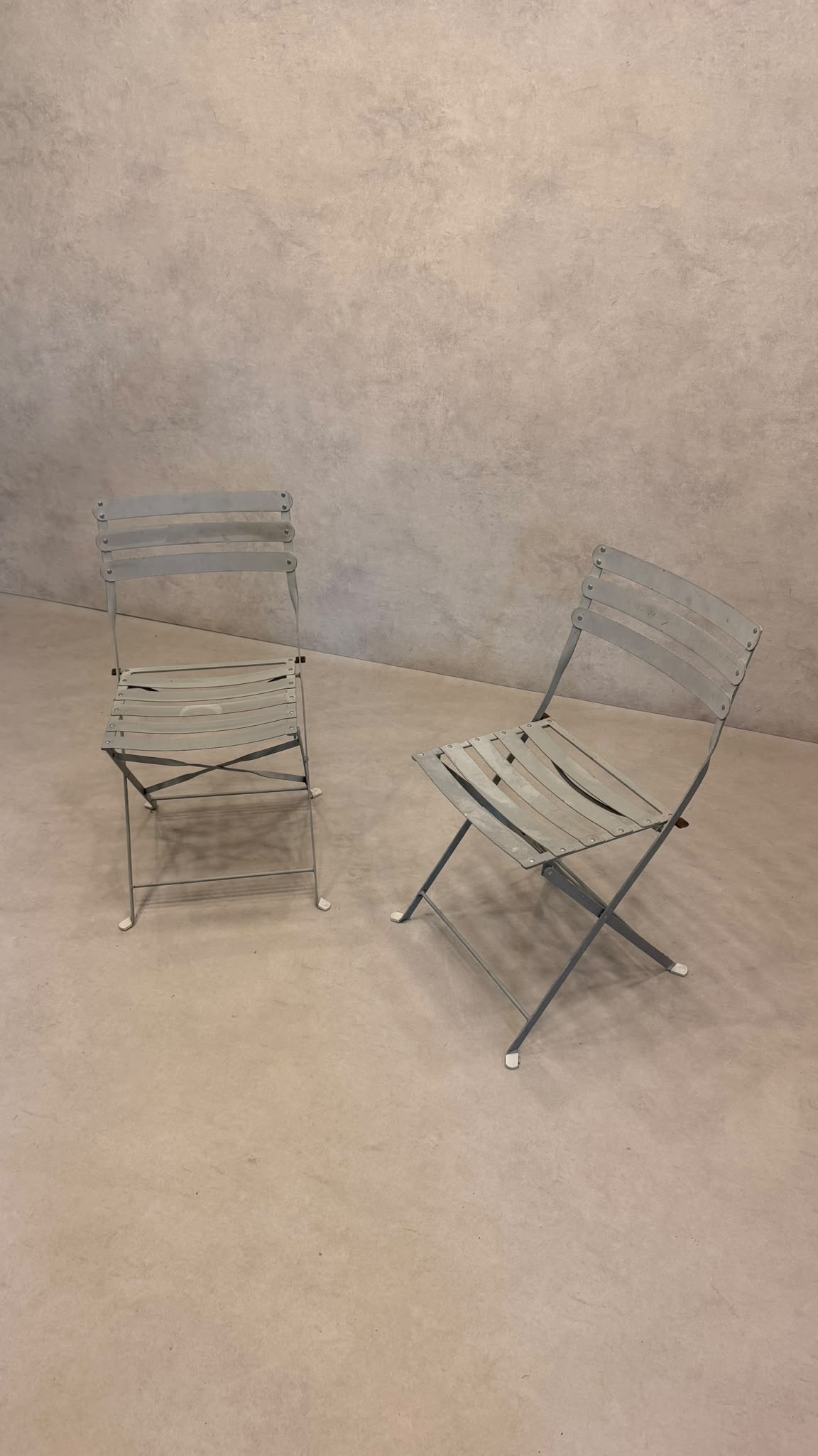 2er Set Bistro Garten Klappstühle aus Metall in Grau