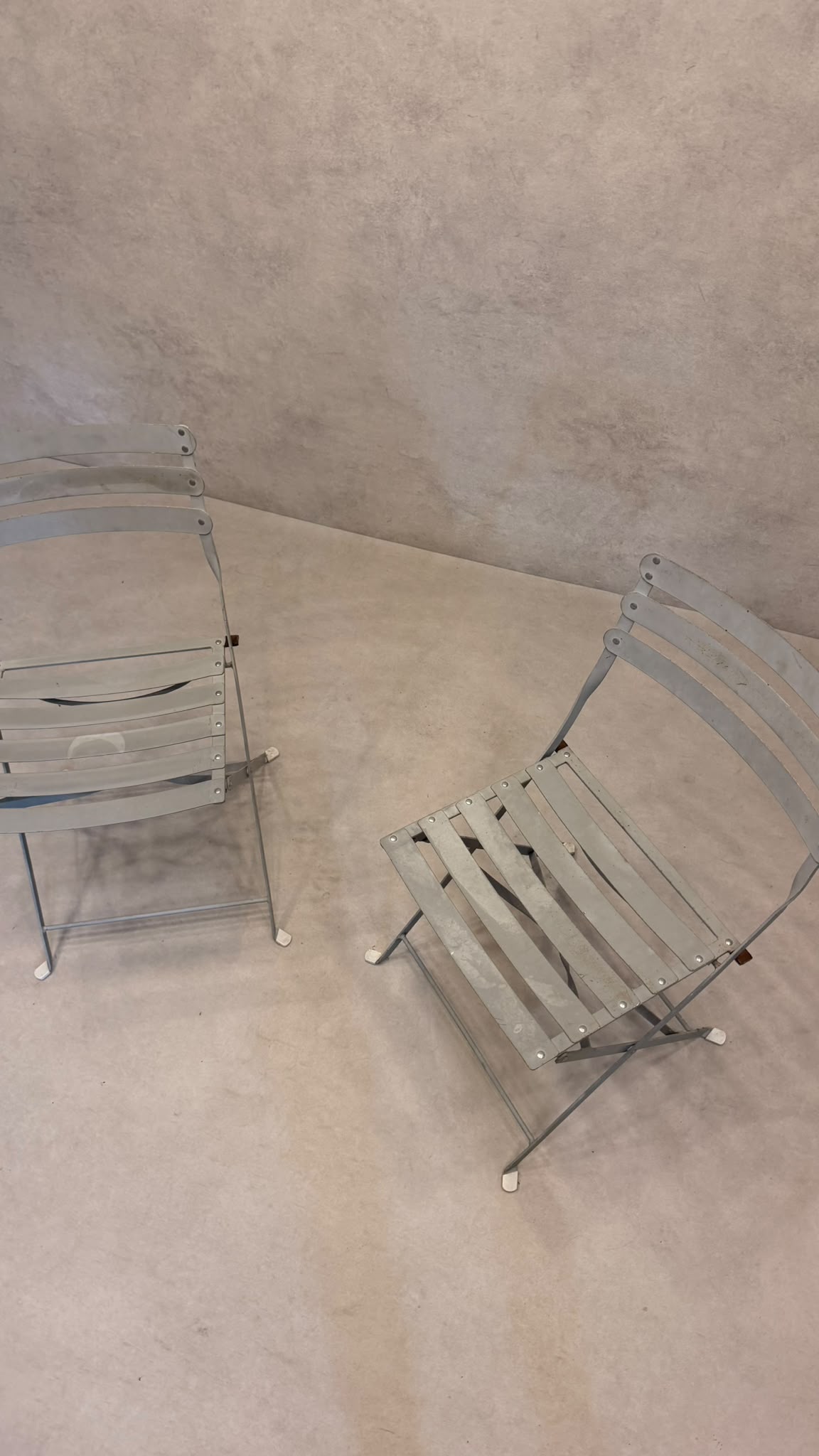 2er Set Bistro Garten Klappstühle aus Metall in Grau