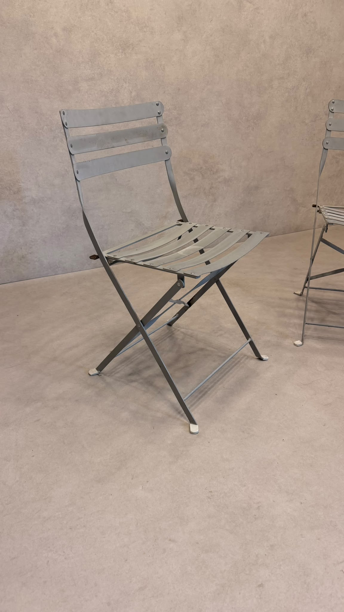 2er Set Bistro Garten Klappstühle aus Metall in Grau