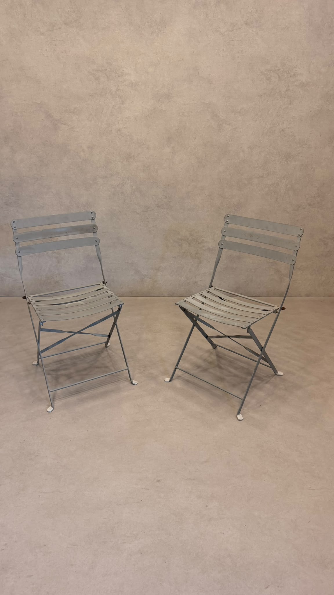 2er Set Bistro Garten Klappstühle aus Metall in Grau