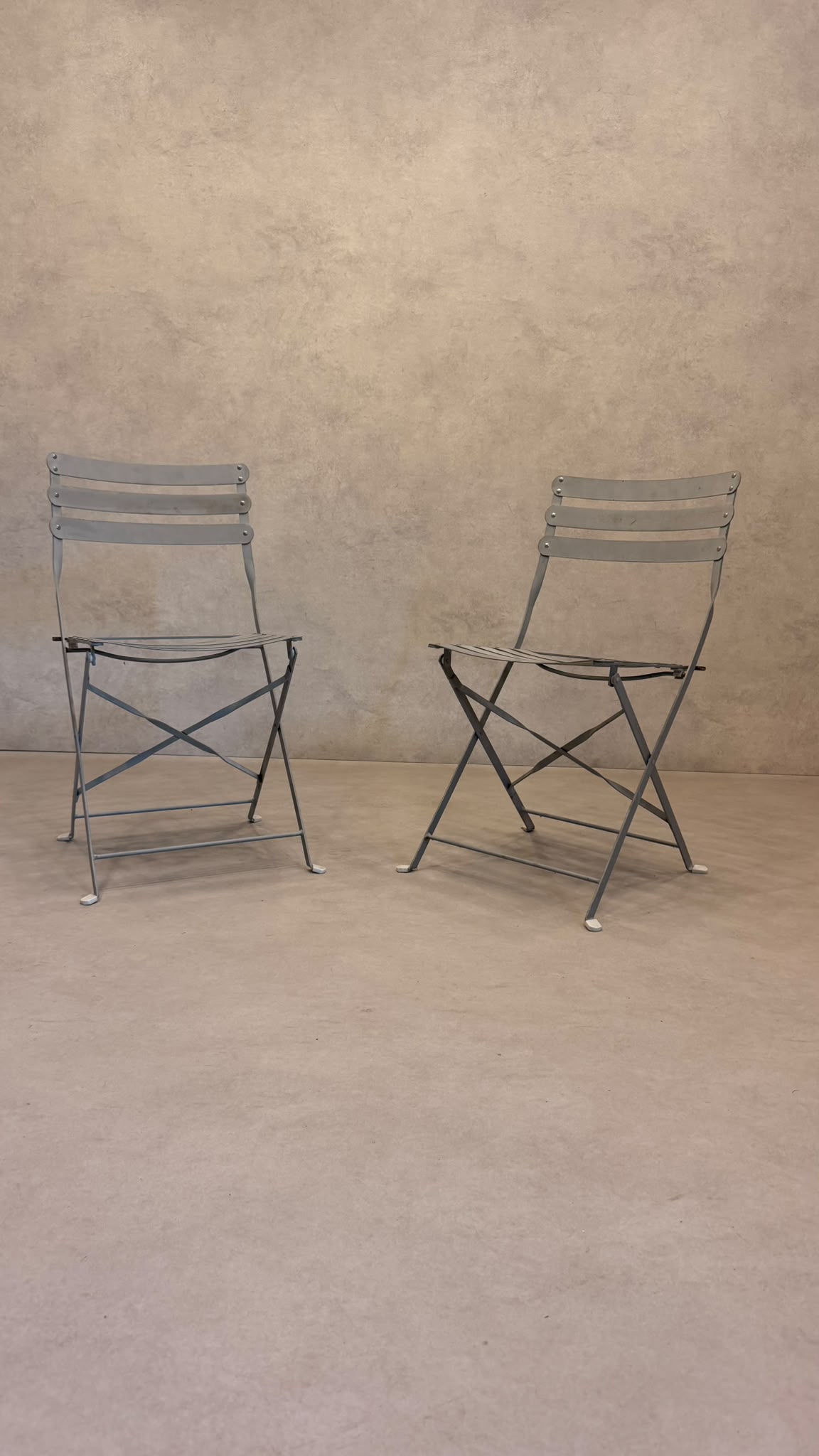 2er Set Bistro Garten Klappstühle aus Metall in Grau