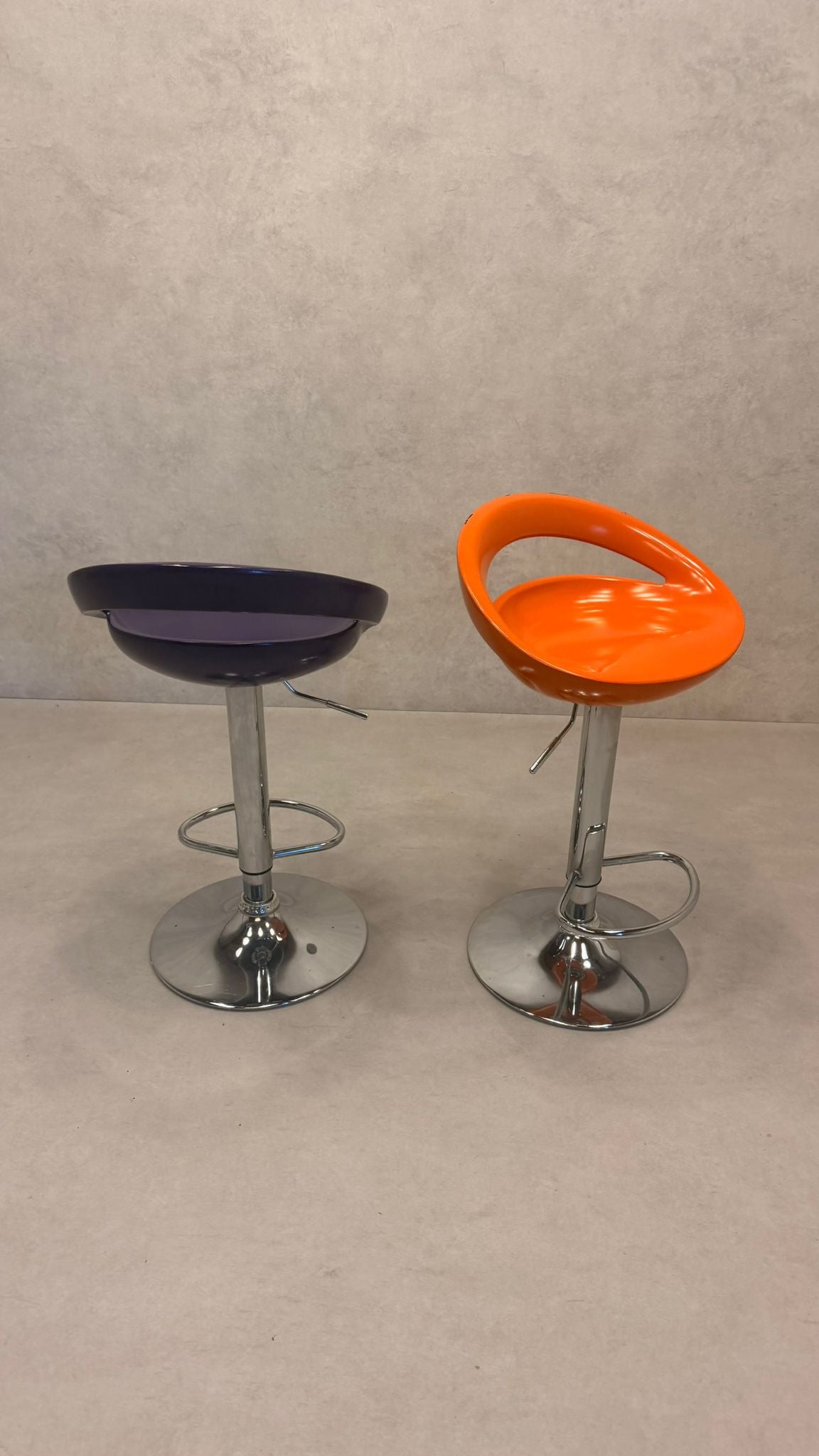 2er Set höhenverstellbare Barhocker im Space Age Design