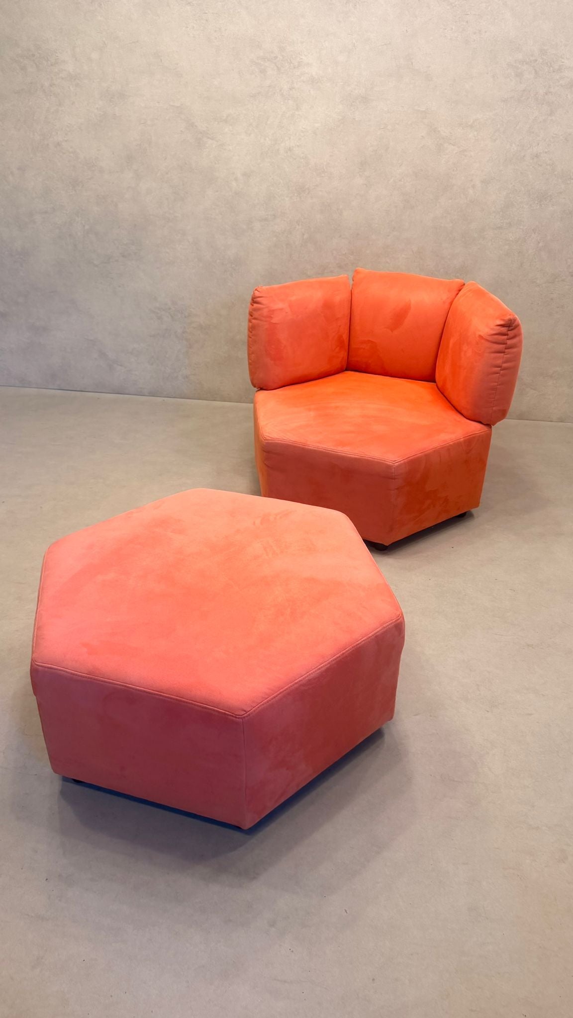 6-eckiger Design-Sessel in Hexagon-Form mit Hocker