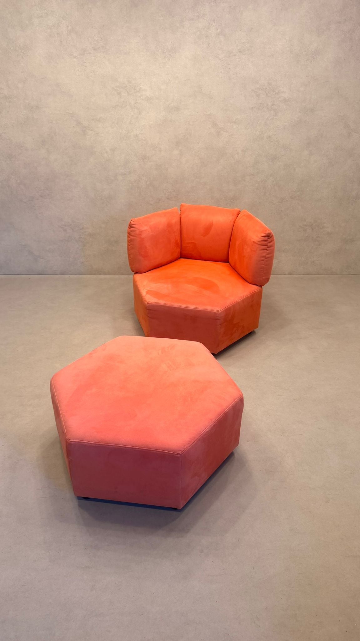 6-eckiger Design-Sessel in Hexagon-Form mit Hocker