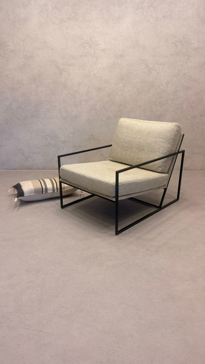 Moderner Lounge-Sessel mit schwarzem Metallgestell