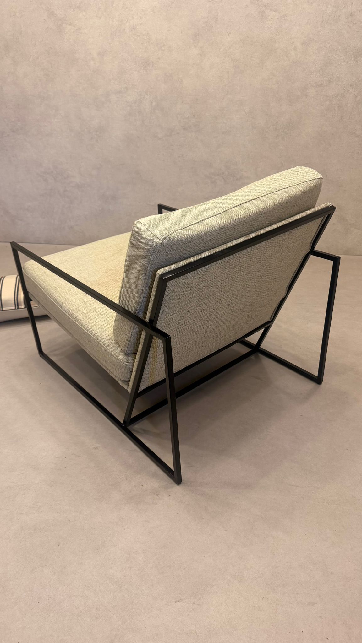 Moderner Lounge-Sessel mit schwarzem Metallgestell