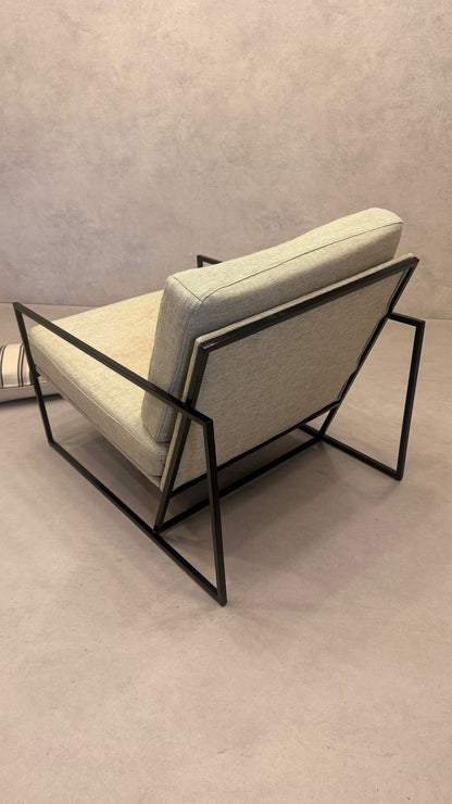 Moderner Lounge-Sessel mit schwarzem Metallgestell