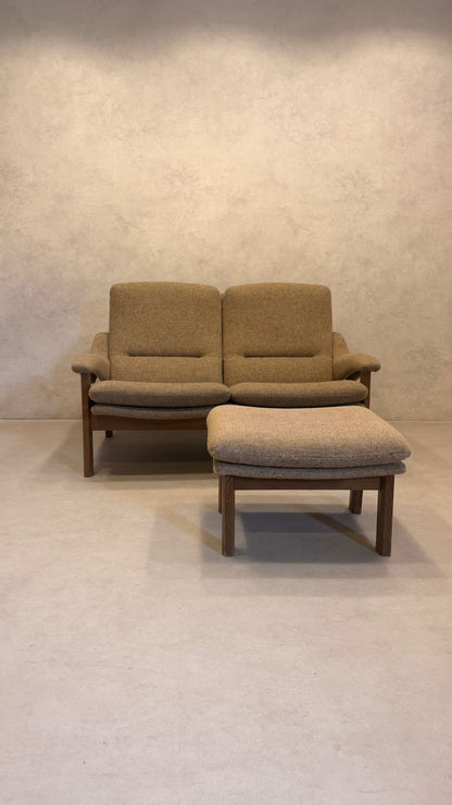 Skandinavisches 2-Sitzer Sofa mit Hocker aus den 70er Jahre