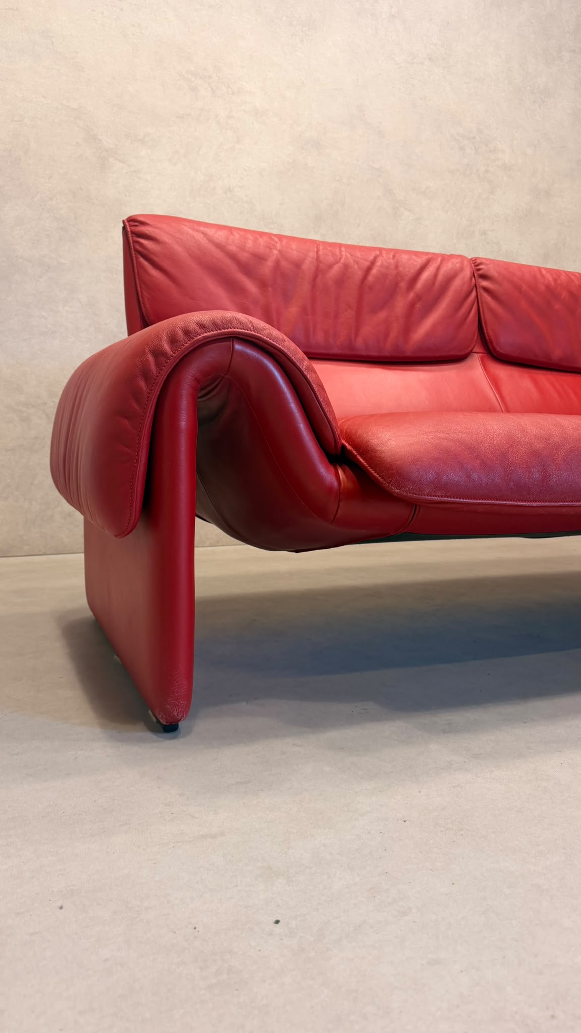 De Sede DS-2011 Ledersofa aus den 80`s in rot