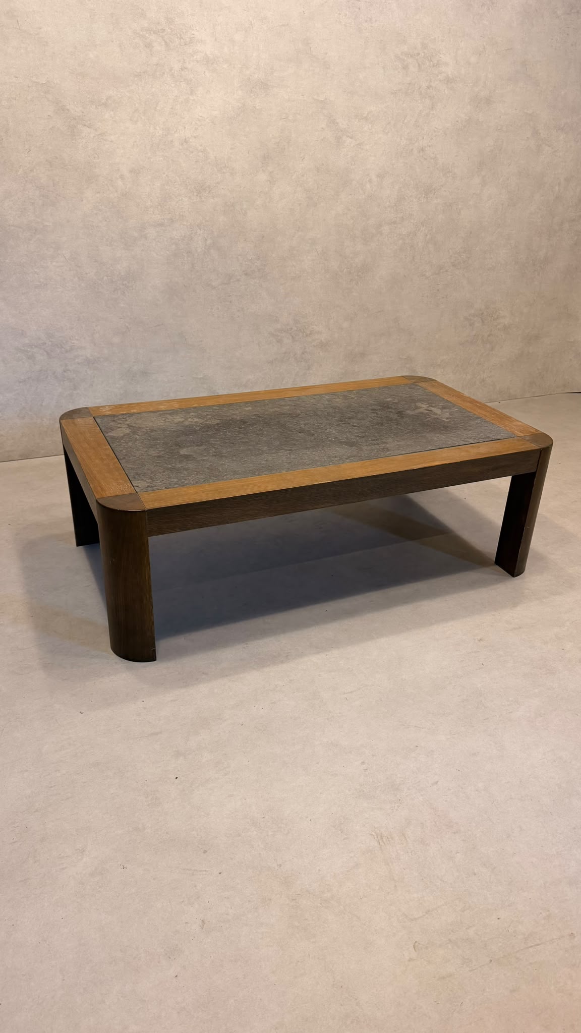 Brutalistischer Eiche Couchtisch mit Schieferplatte 70er