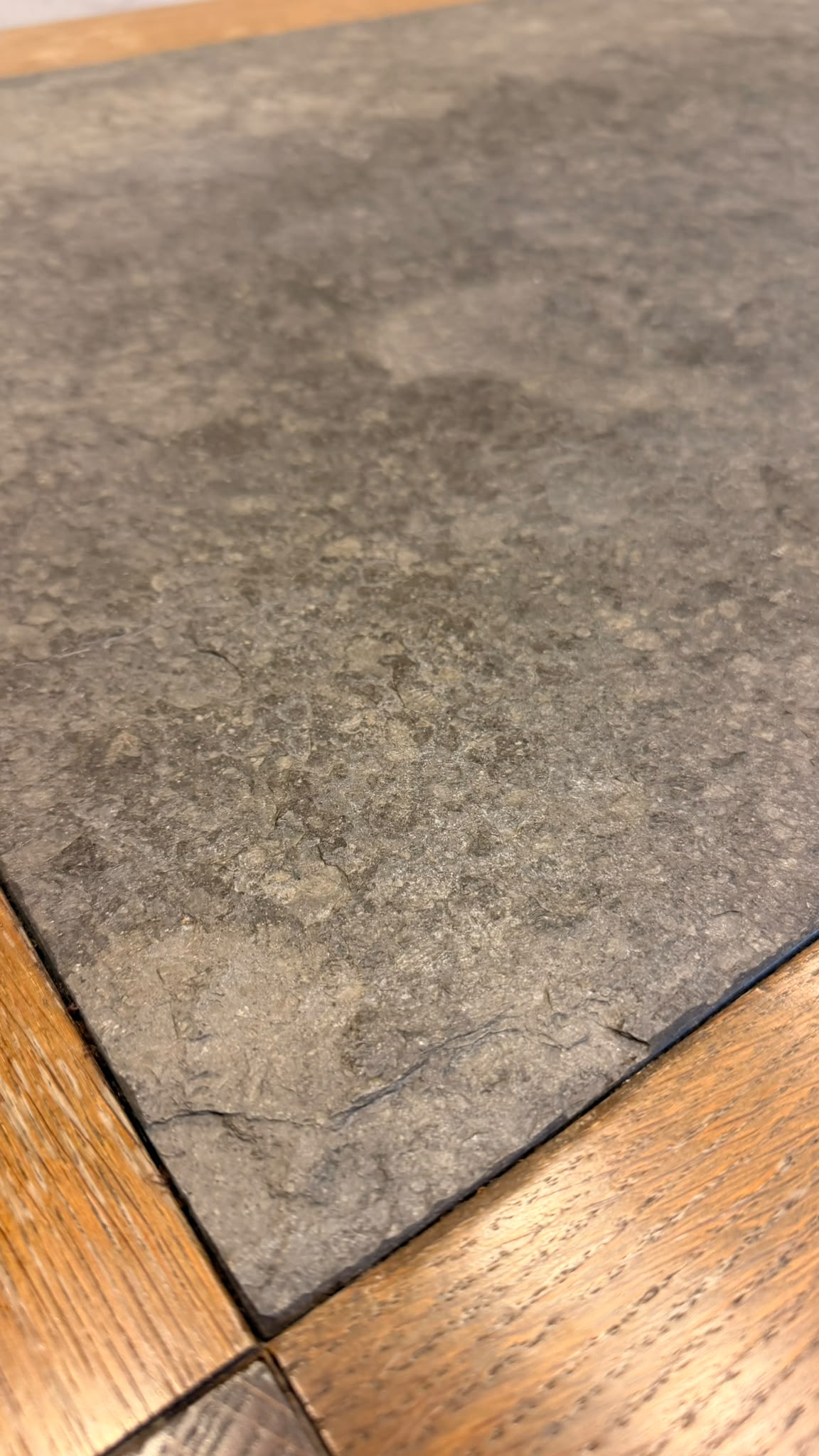 Brutalistischer Eiche Couchtisch mit Schieferplatte 70er