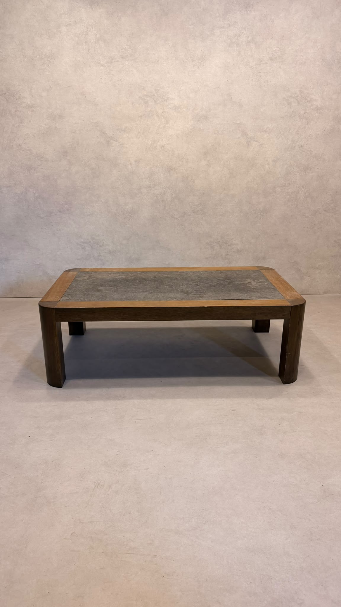Brutalistischer Eiche Couchtisch mit Schieferplatte 70er