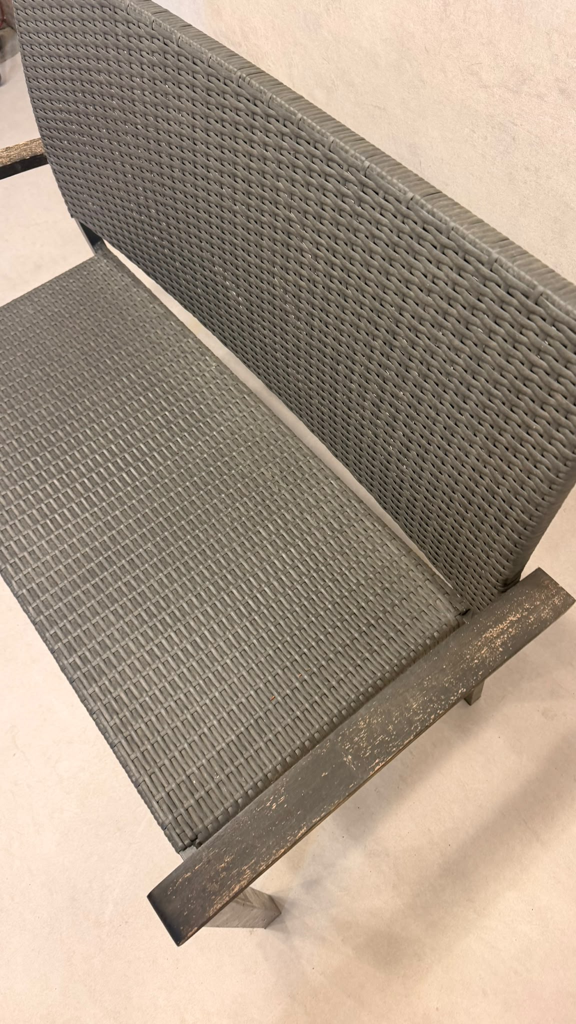 Polyrattan Gartenbank Grau 2-Sitzer Outdoor mit Holzarmlehne