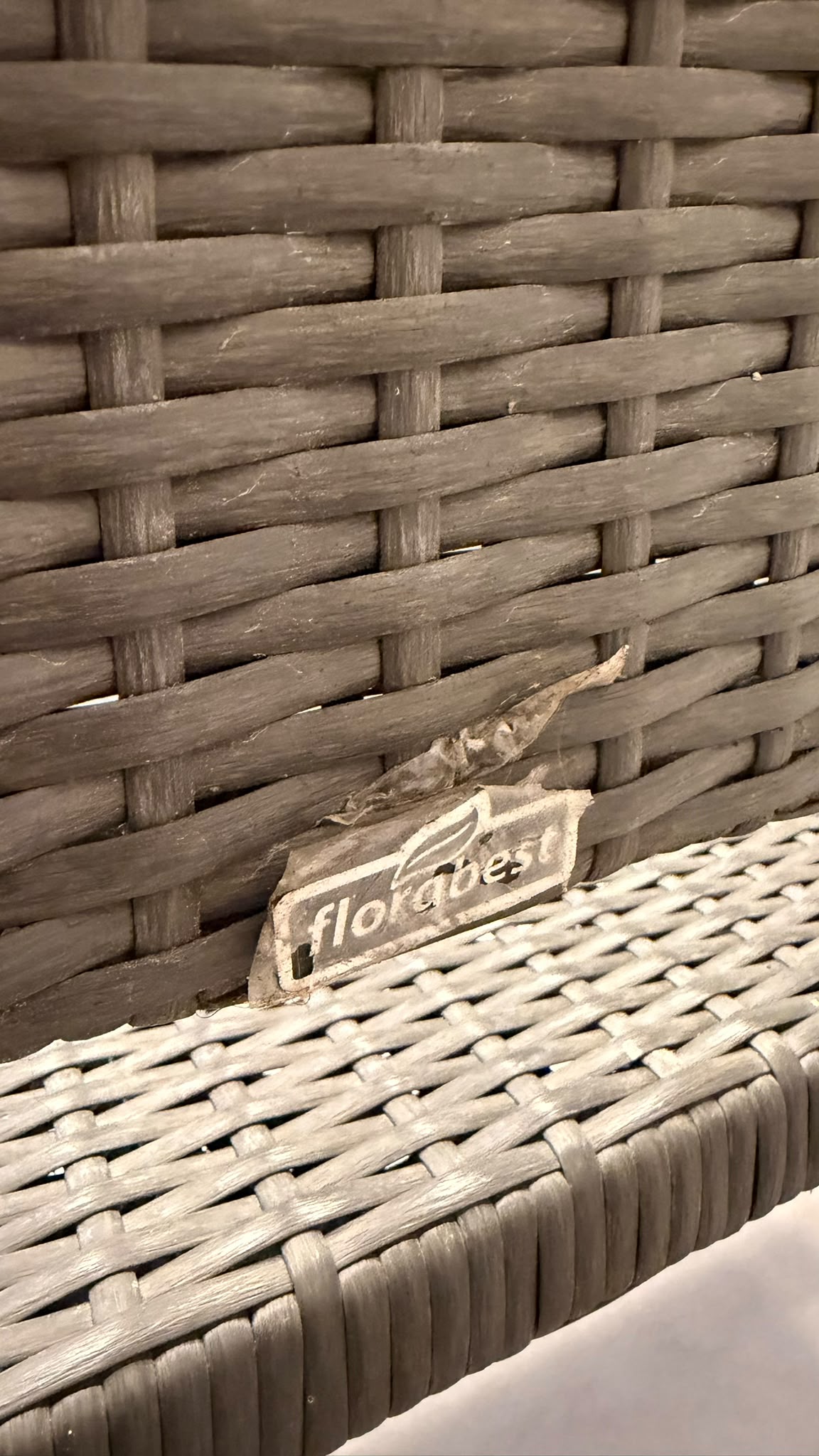 Polyrattan Gartenbank Grau 2-Sitzer Outdoor mit Holzarmlehne
