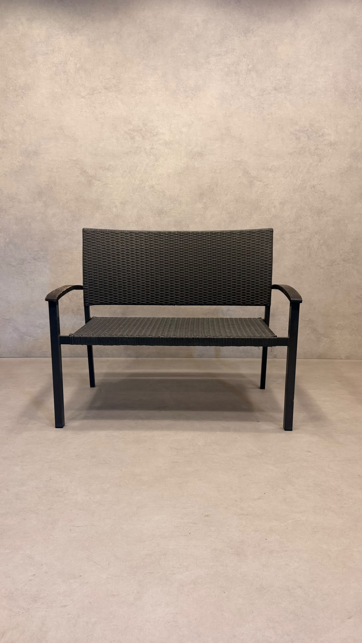 Polyrattan Gartenbank Grau 2-Sitzer Outdoor mit Holzarmlehne