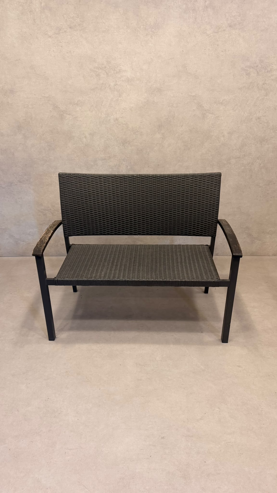Polyrattan Gartenbank Grau 2-Sitzer Outdoor mit Holzarmlehne