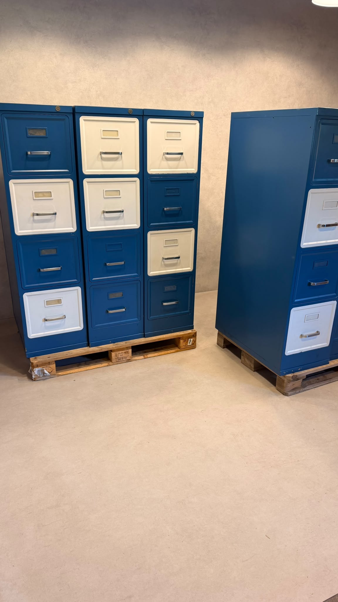 Industrial Metallschrank in Blau Weiss im Vintage Design
