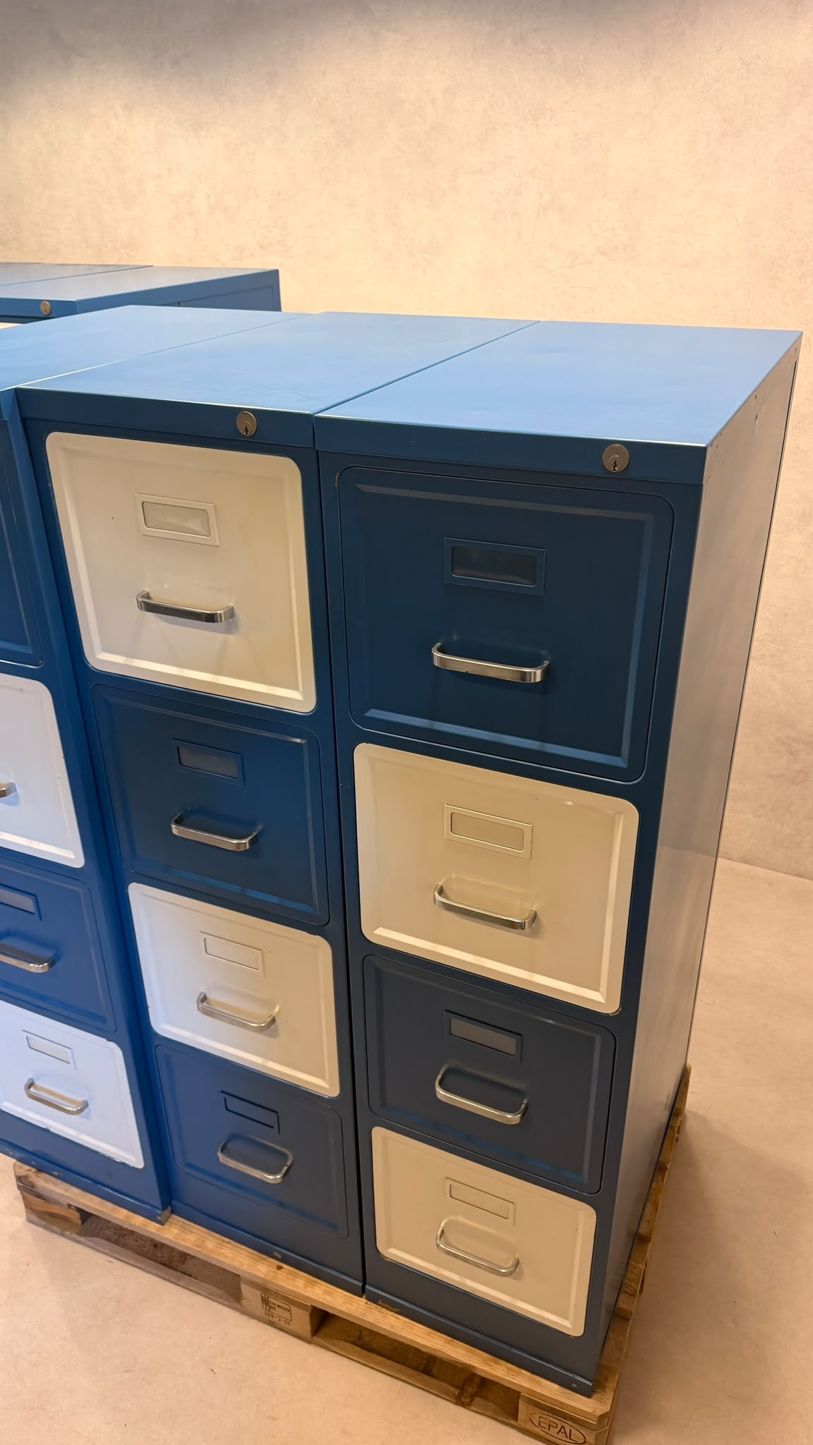 Industrial Metallschrank in Blau Weiss im Vintage Design