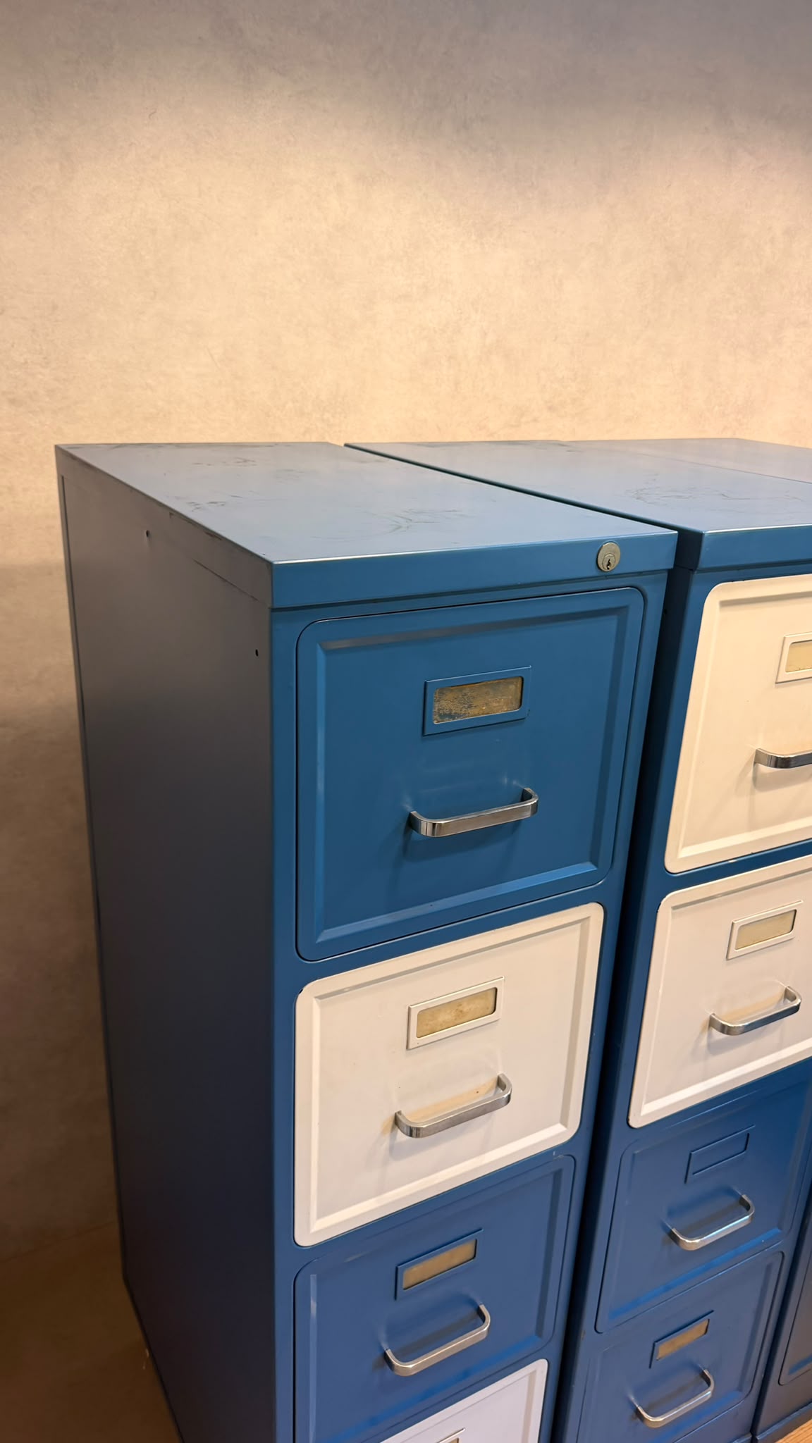 Industrial Metallschrank in Blau Weiss im Vintage Design