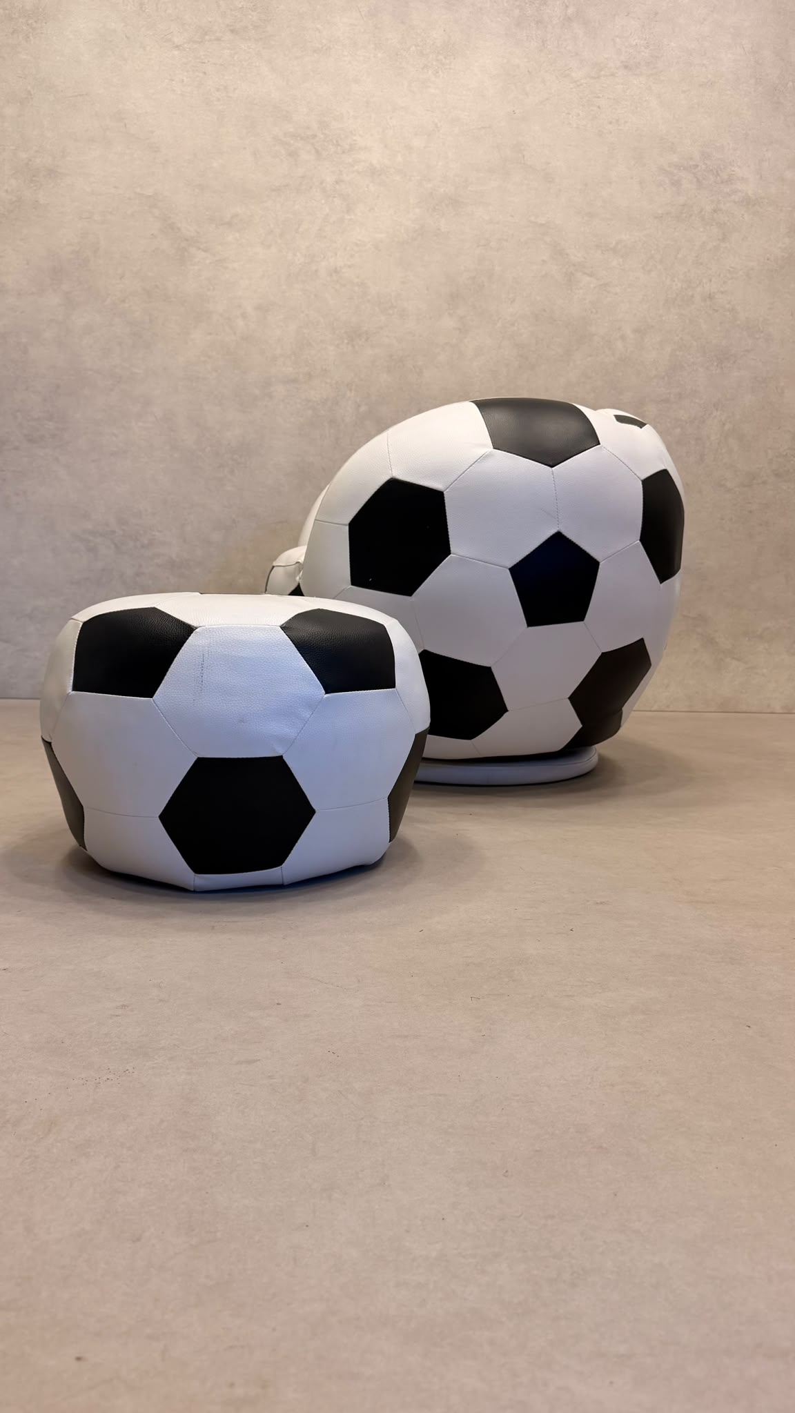 Design Fussball Sessel drehbar mit passendem Hocker