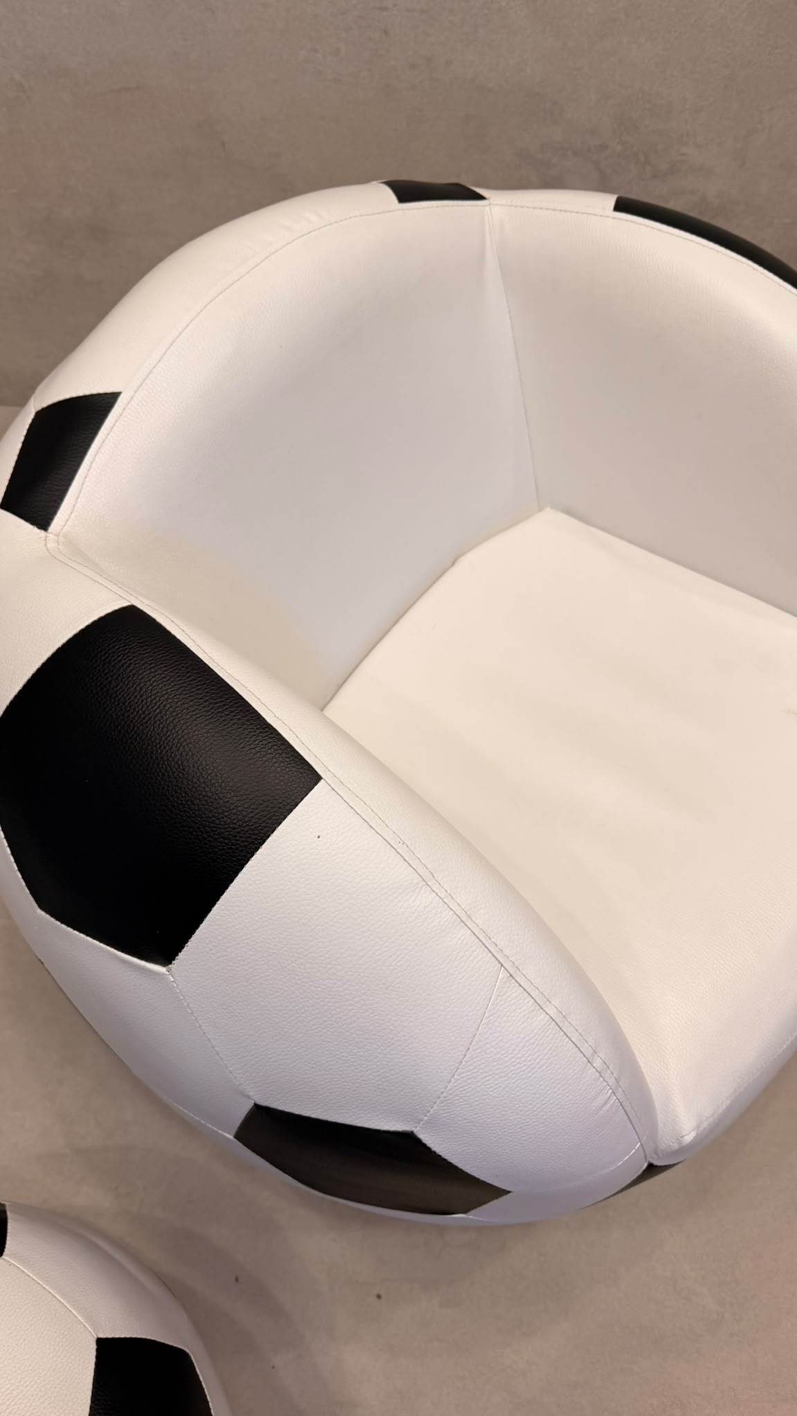 Design Fussball Sessel drehbar mit passendem Hocker