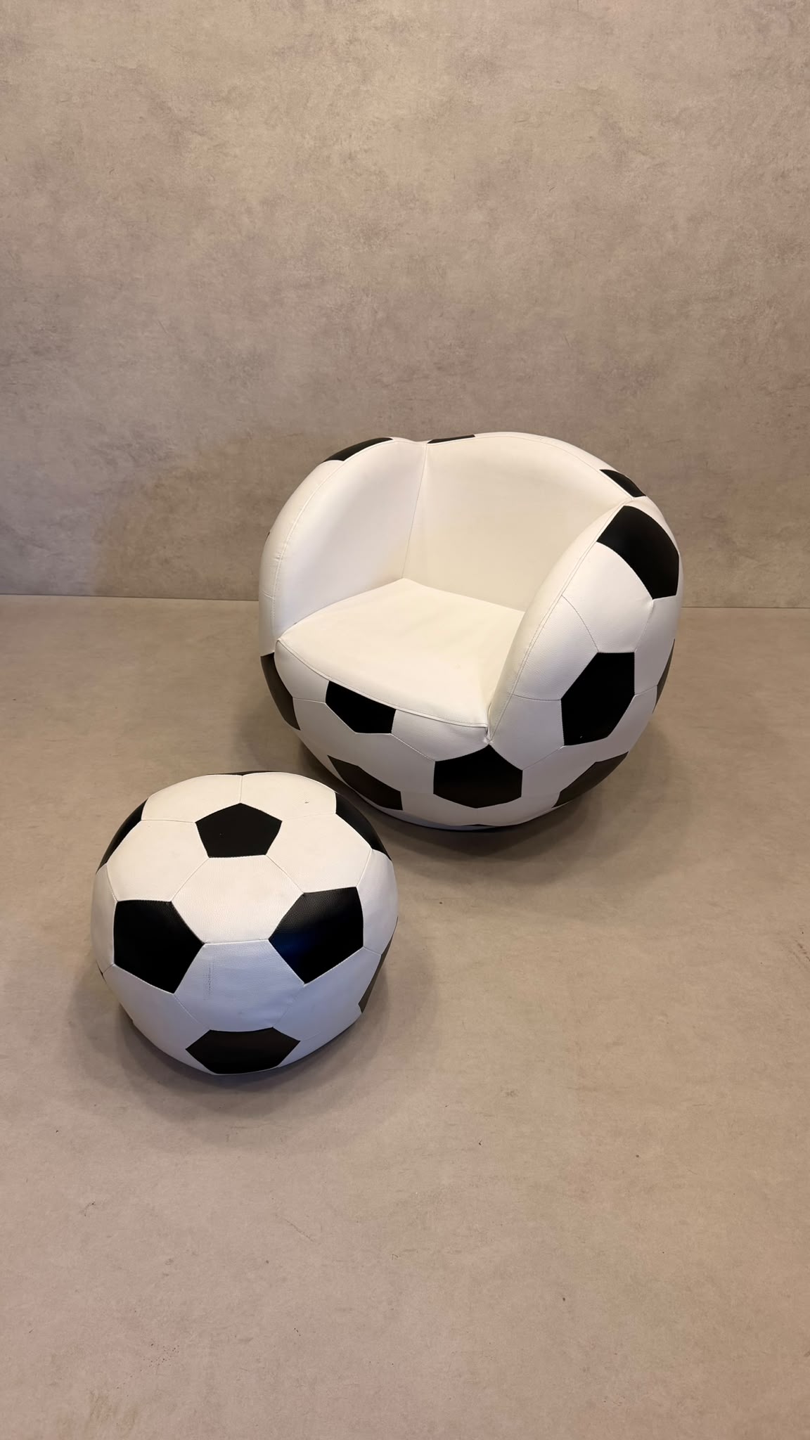 Design Fussball Sessel drehbar mit passendem Hocker