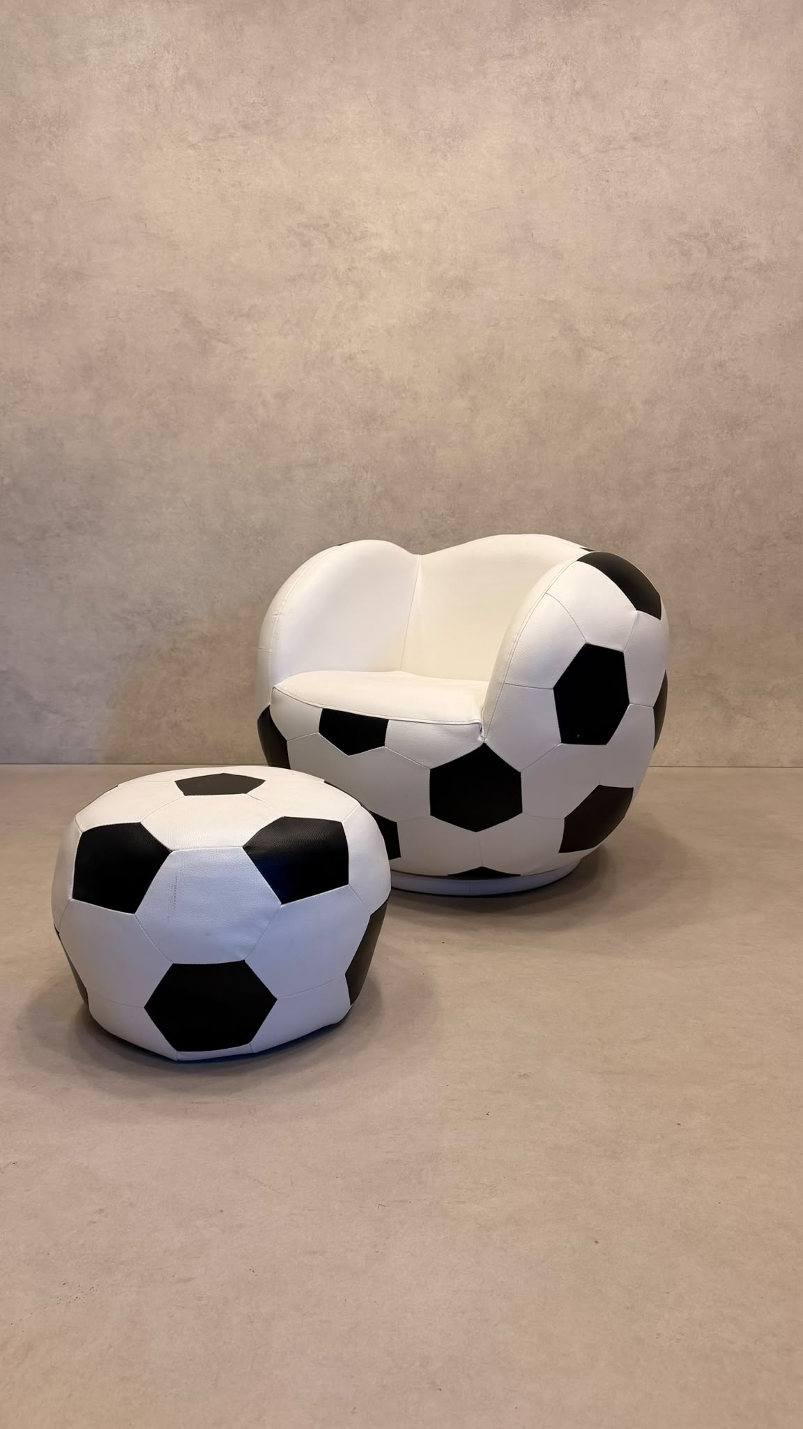Design Fussball Sessel drehbar mit passendem Hocker