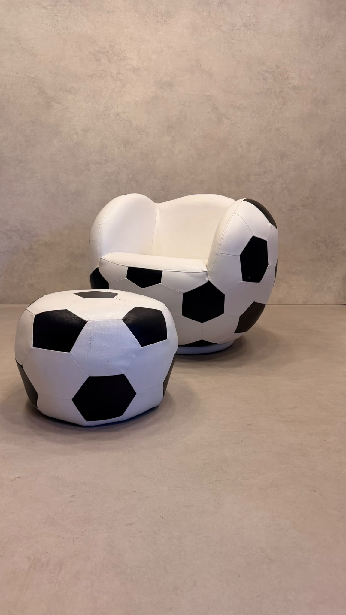 Design Fussball Sessel drehbar mit passendem Hocker