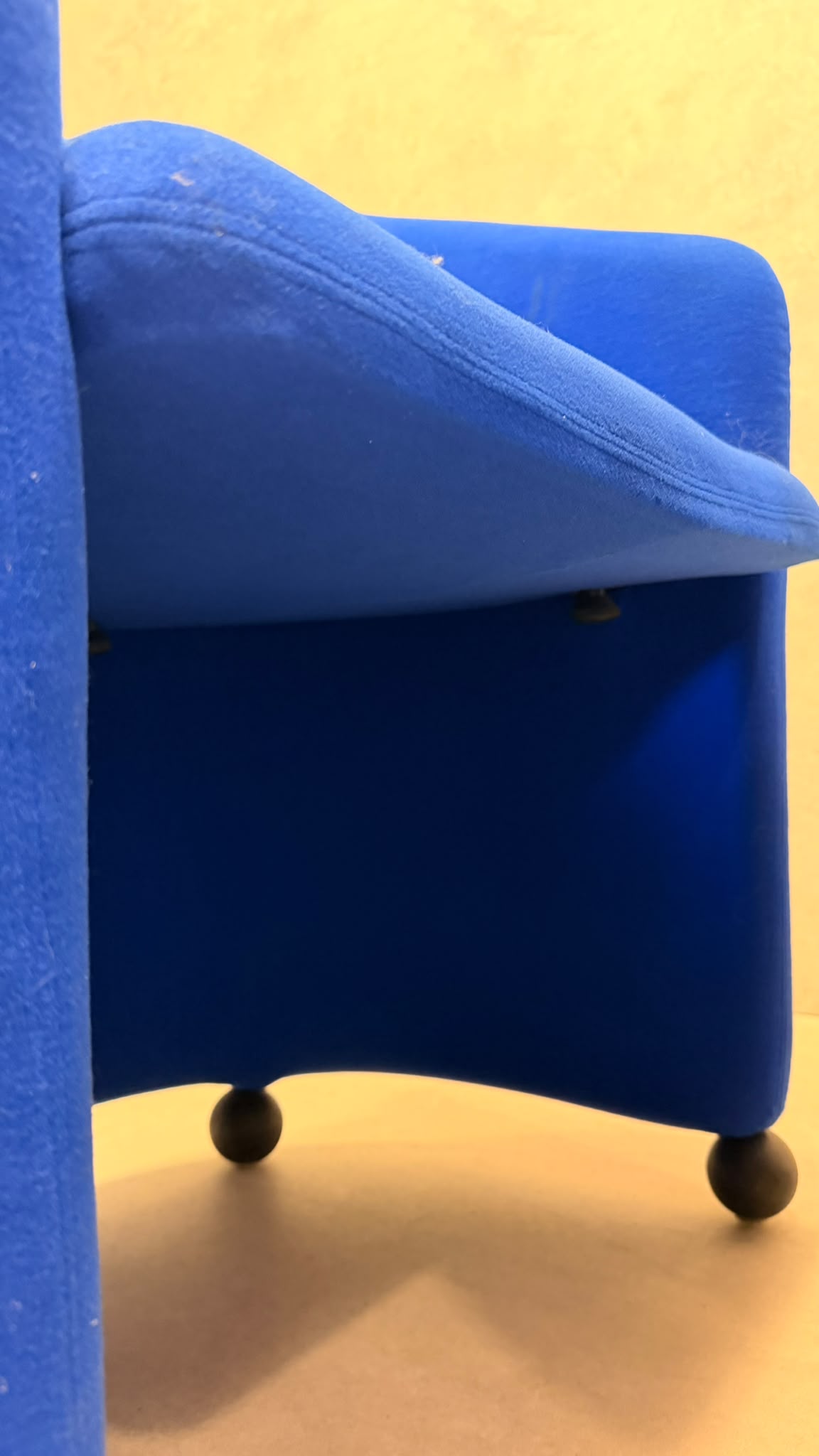 Postmoderne Sessel in Blau mit Kugelfüssen aus Holz