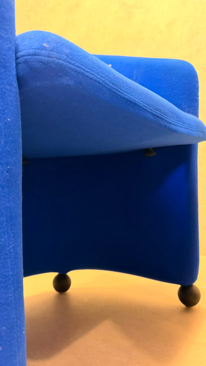 Postmoderne Sessel in Blau mit Kugelfüssen aus Holz