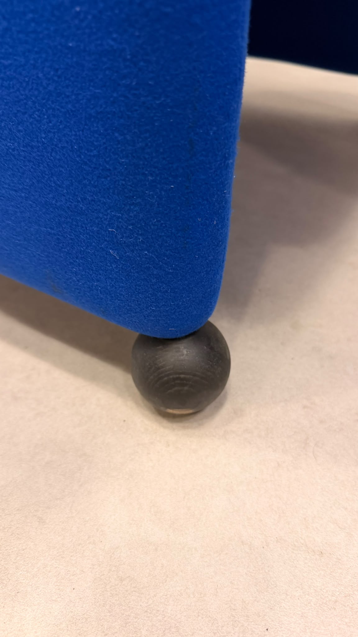 Postmoderne Sessel in Blau mit Kugelfüssen aus Holz