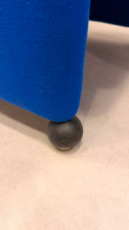 Postmoderne Sessel in Blau mit Kugelfüssen aus Holz
