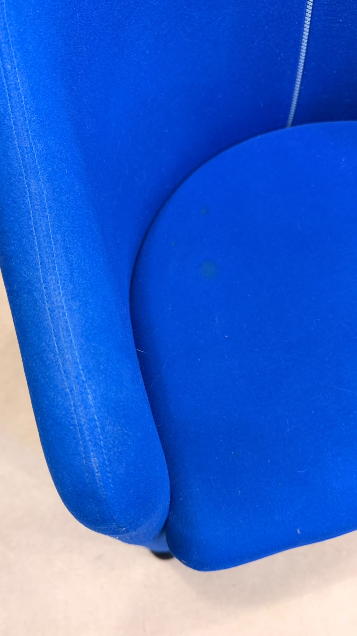Postmoderne Sessel in Blau mit Kugelfüssen aus Holz