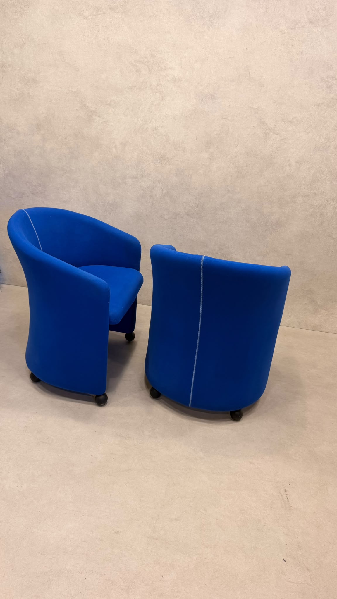 Postmoderne Sessel in Blau mit Kugelfüssen aus Holz