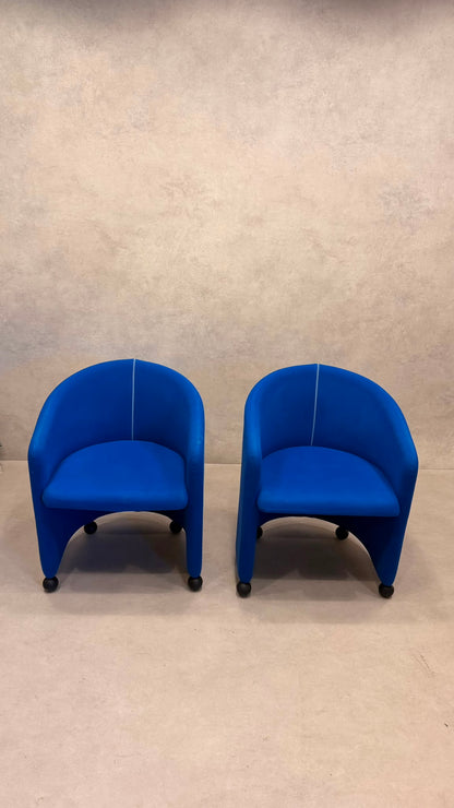 Postmoderne Sessel in Blau mit Kugelfüssen aus Holz