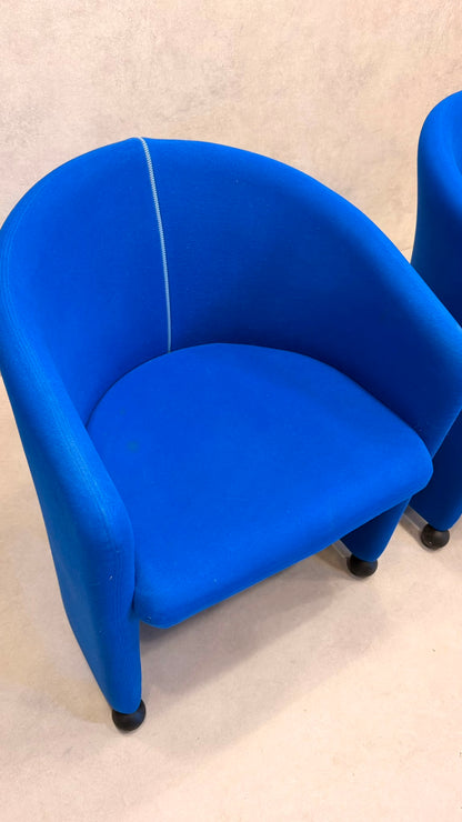 Postmoderne Sessel in Blau mit Kugelfüssen aus Holz