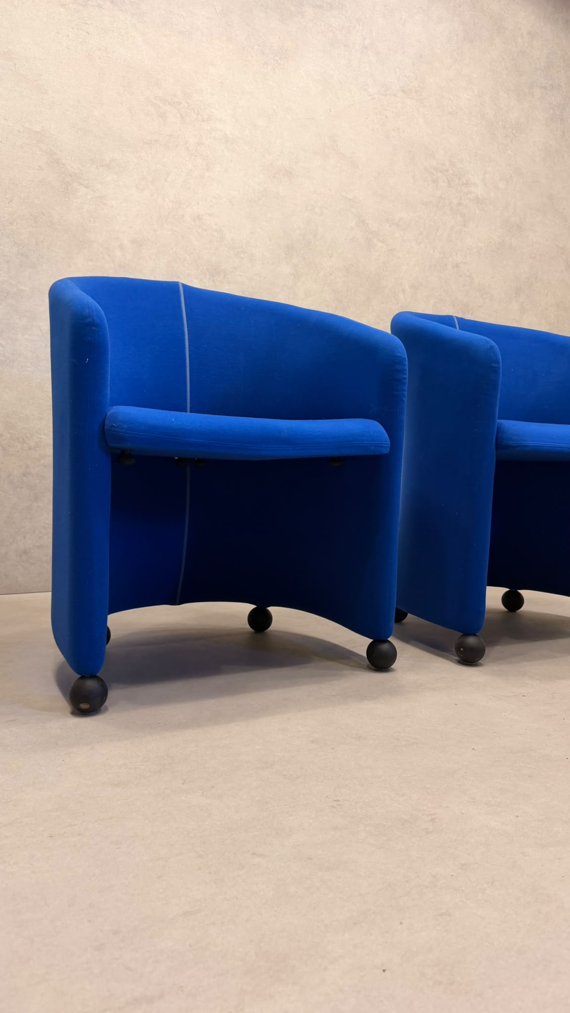 Postmoderne Sessel in Blau mit Kugelfüssen aus Holz