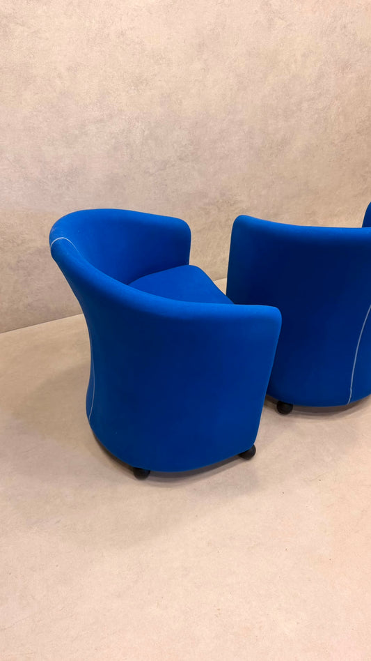 Postmoderne Sessel in Blau mit Kugelfüssen aus Holz