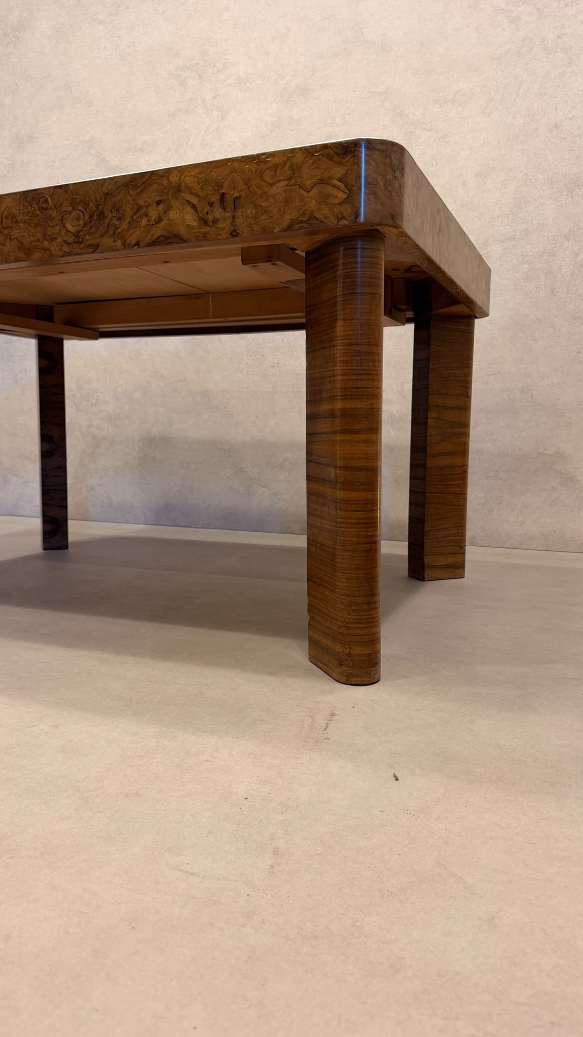 Vintage Art Deco Esstisch aus den 1930s Wurzelholz Design