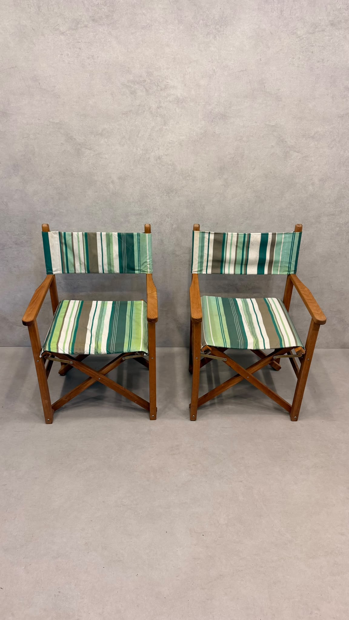 2er-Set Vintage Regiestühle aus nachhaltigem Echtholz