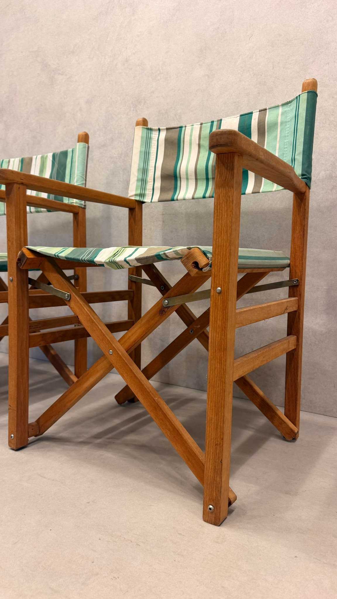 2er-Set Vintage Regiestühle aus nachhaltigem Echtholz