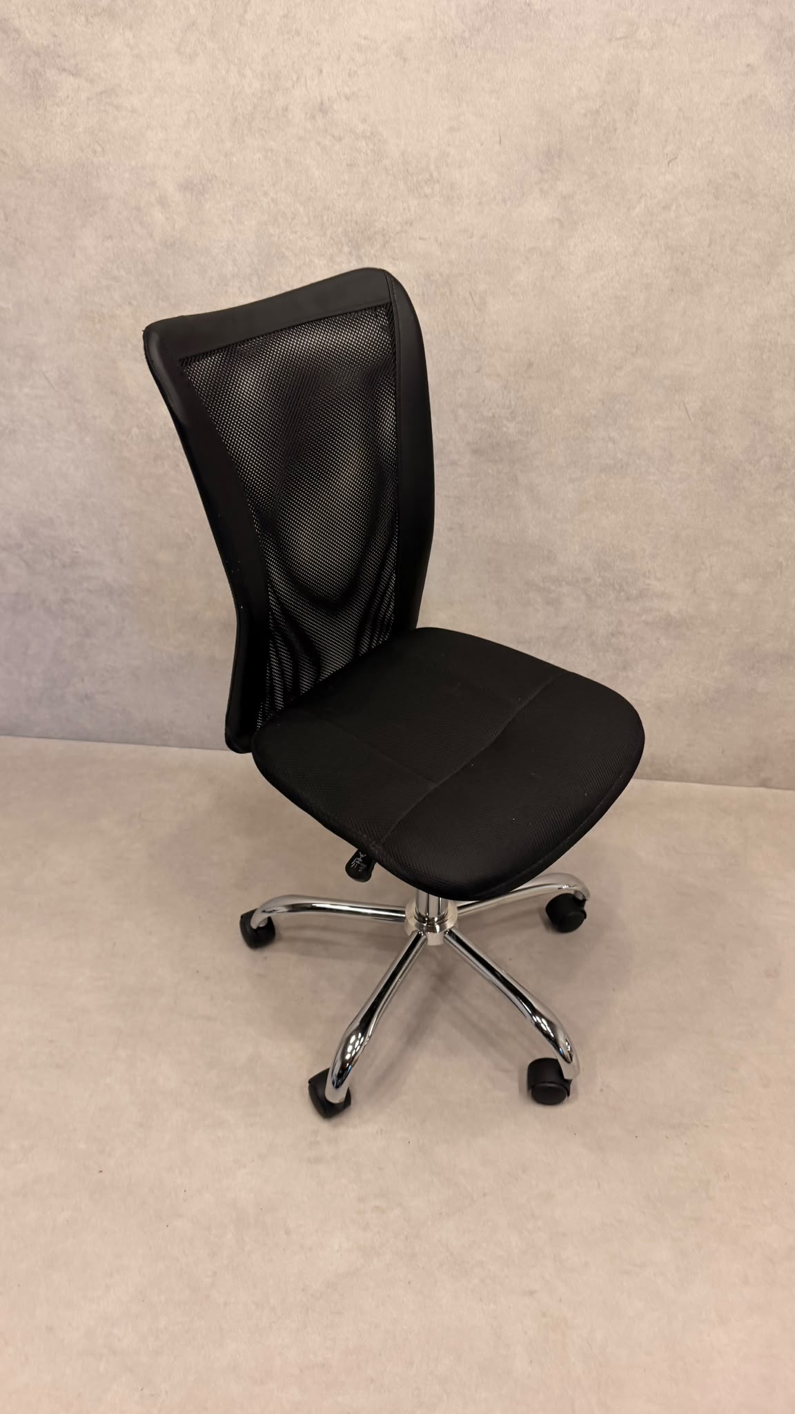 Ergonomischer Büro-Drehstuhl ohne Armlehnen, Schwarz / Chrom