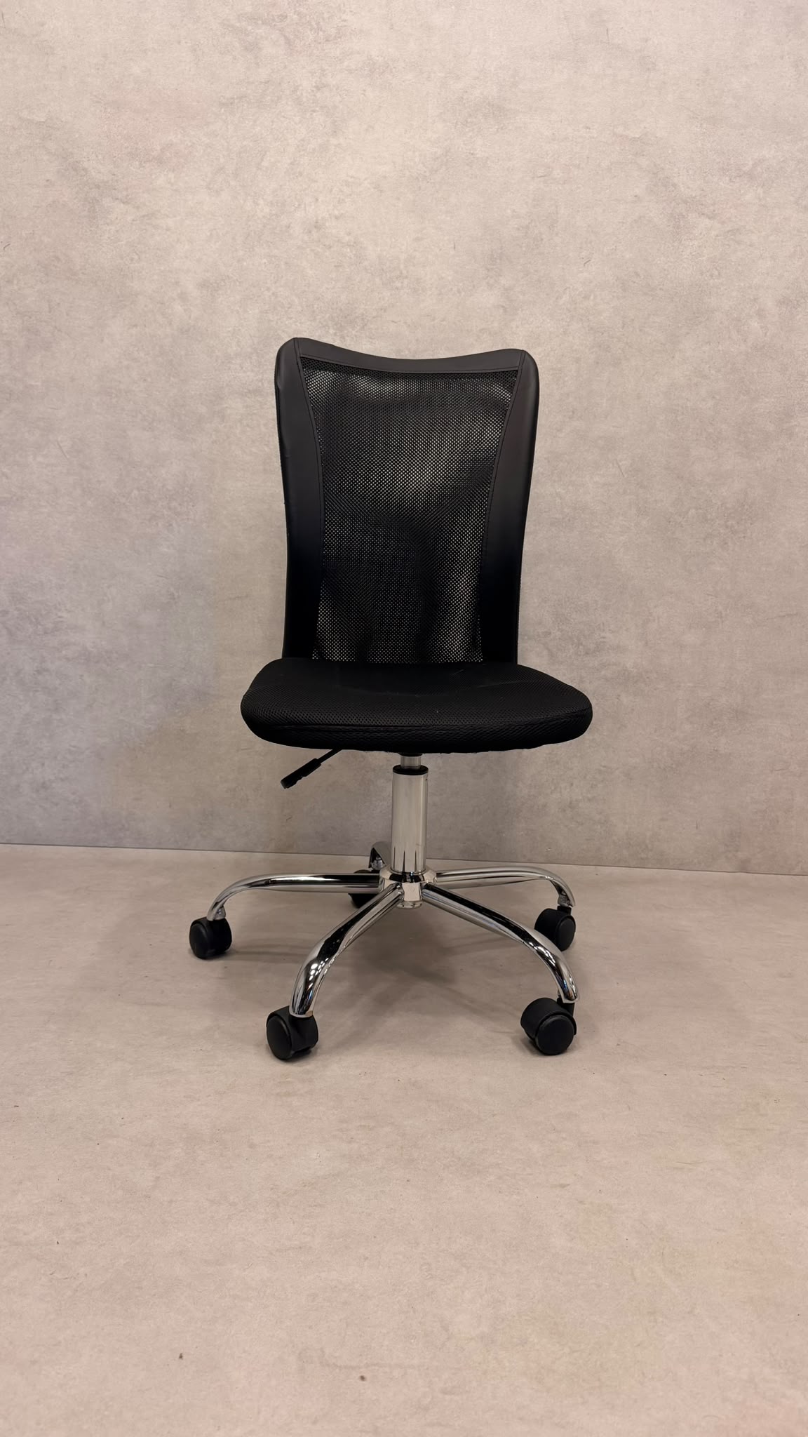 Ergonomischer Büro-Drehstuhl ohne Armlehnen, Schwarz / Chrom