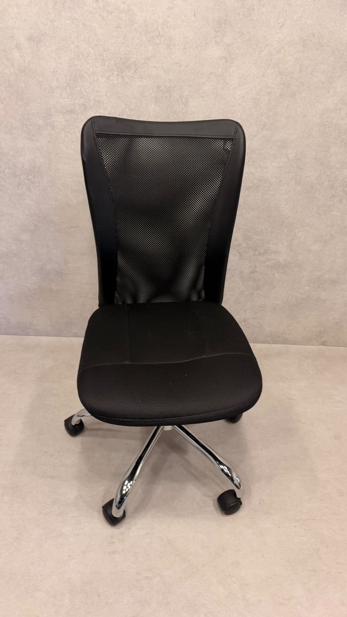 Ergonomischer Büro-Drehstuhl ohne Armlehnen, Schwarz / Chrom