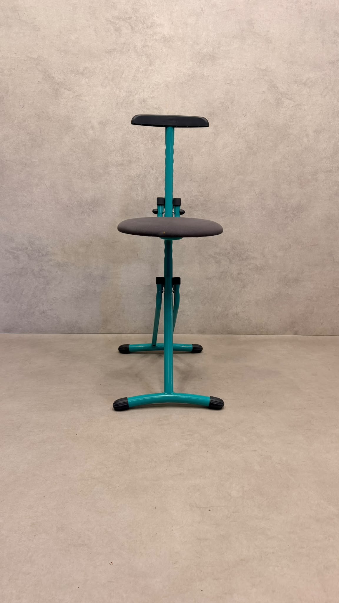 Höhenverstellbare ergonomische Stehhilfe/ Bügelsitz