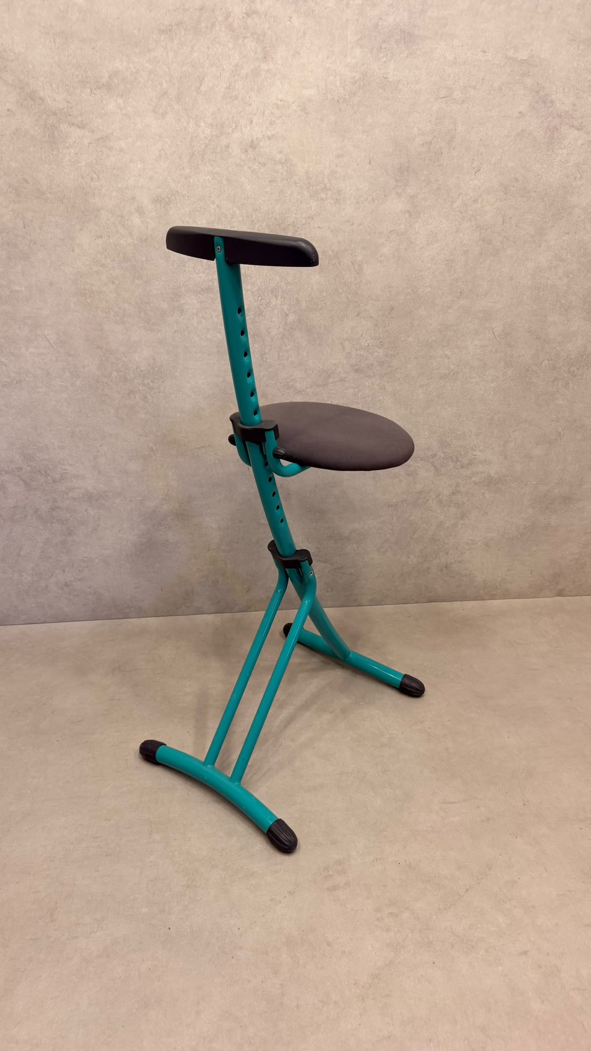 Höhenverstellbare ergonomische Stehhilfe/ Bügelsitz