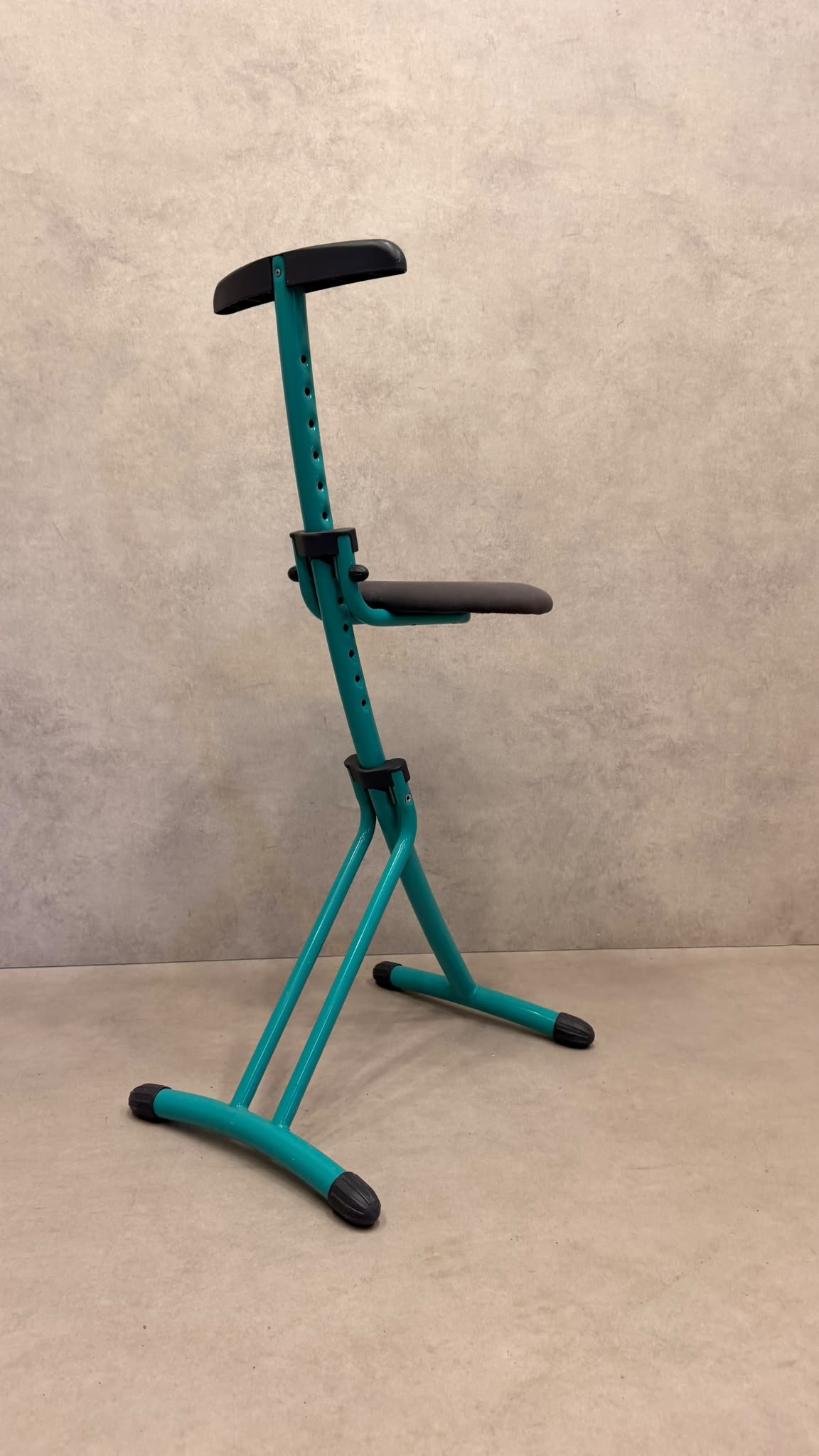 Höhenverstellbare ergonomische Stehhilfe/ Bügelsitz