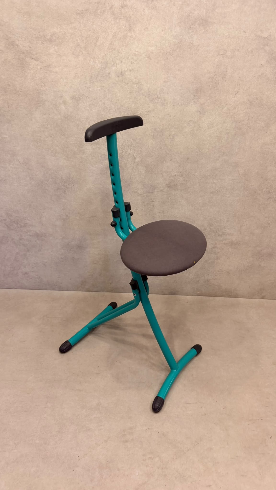 Höhenverstellbare ergonomische Stehhilfe/ Bügelsitz
