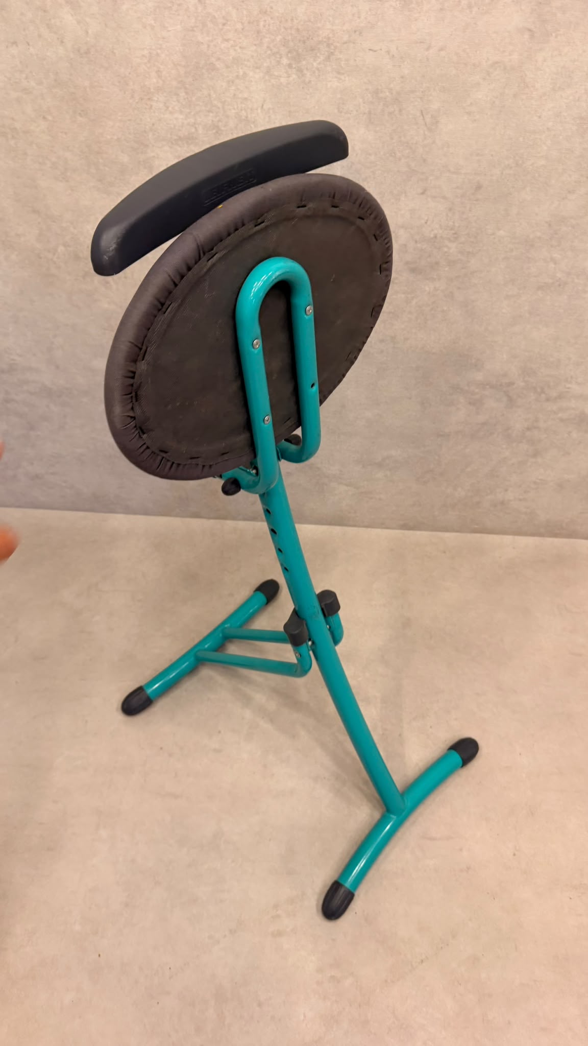 Höhenverstellbare ergonomische Stehhilfe/ Bügelsitz