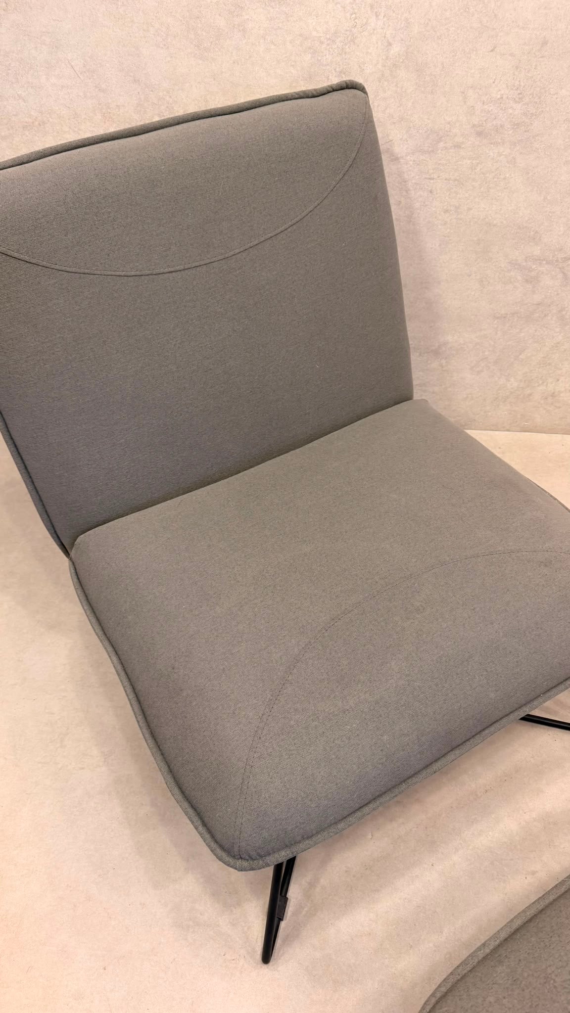 Eleganter Design Sessel Grau mit Metallgestell und Ottoman